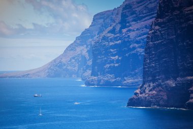 los gigantes kayalıklarla görünümü. Tenerife, Kanarya Adaları, İspanya