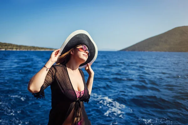 Teknede rahatlatıcı ve Adası'nda seyir şapkalı güzel kız. Türkiye'de meslek Tur seyahat