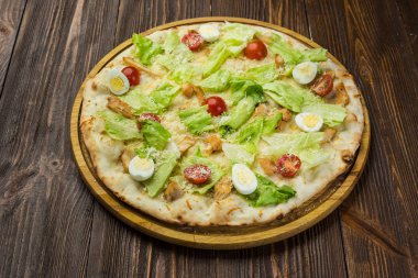 Pizza Sezar tavuk ve ahşap arka plan domates