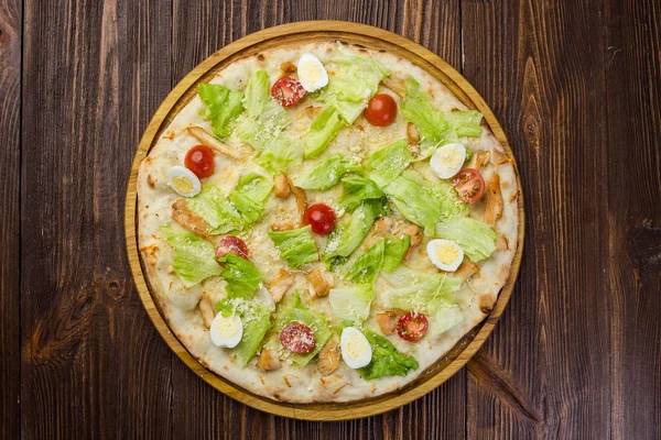 Pizza Sezar tavuk ve ahşap arka plan domates