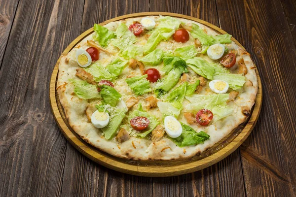 Pizza Sezar tavuk ve ahşap arka plan domates