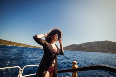 Teknede rahatlatıcı ve Adası'nda seyir şapkalı güzel kız. Türkiye'de meslek Tur seyahat