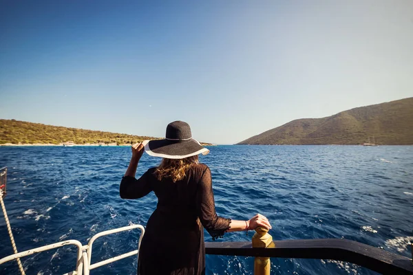 Teknede rahatlatıcı ve Adası'nda seyir şapkalı güzel kız. Türkiye'de meslek Tur seyahat