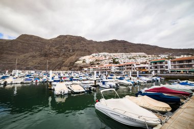 10 Mayıs 2018 - Los Gigantes, Tenerife, İspanya. Küçük liman yat ve tekneler, sakin marina ile .