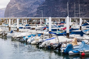 10 Mayıs 2018 - Los Gigantes, Tenerife, İspanya. Küçük liman yat ve tekneler, sakin marina ile .