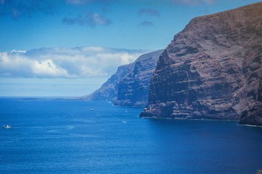 los gigantes kayalıklarla görünümü. Tenerife, Kanarya Adaları, İspanya