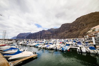 10 Mayıs 2018 - Los Gigantes, Tenerife, İspanya. Küçük liman yat ve tekneler, sakin marina ile .