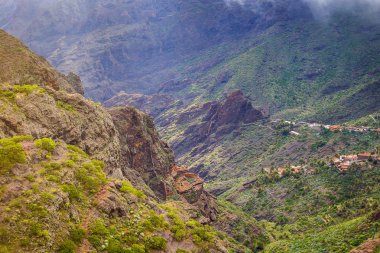 Dağ yılan gibi. Masca Gorge manzara. Deniz kenarı ile küçük köylerde, Tenerife, Kanarya Adaları'nın güzel manzaralarını