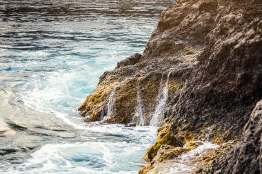 Tenerife, Kanarya Adaları, İspanya - kayalar ve taşlar güzel Atlantik Okyanusu kıyılarının görünümü
