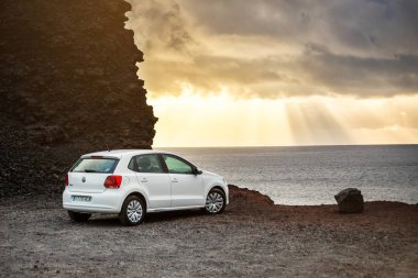 Tenerife, İspanya - Mayıs, 2018: Autoreisen - Kiralık Araba - Punta de Teno içinde