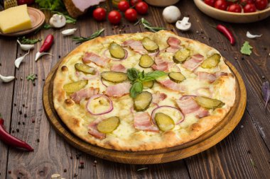 pastırma ve salatalık turşusu ile pizza 