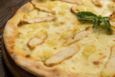Tavuk göğsü, ananas ve Mozzarella peynirli pizza.