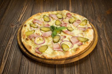 pastırma ve salatalık turşusu ile pizza 
