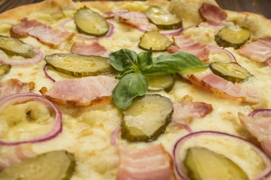 pastırma ve salatalık turşusu ile pizza 