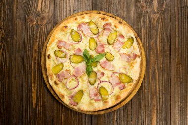 pastırma ve salatalık turşusu ile pizza 