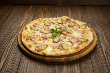 pastırma ve salatalık turşusu ile pizza 