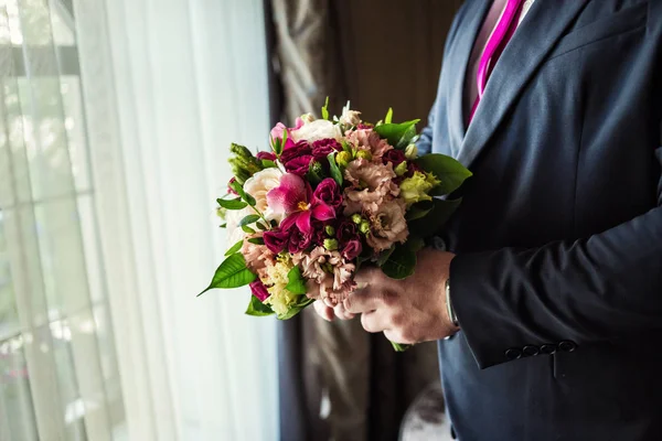 Man Holding Bridal Bouquet Hands Groom Getting Ready Morning Wedding — Stock Photo, Image