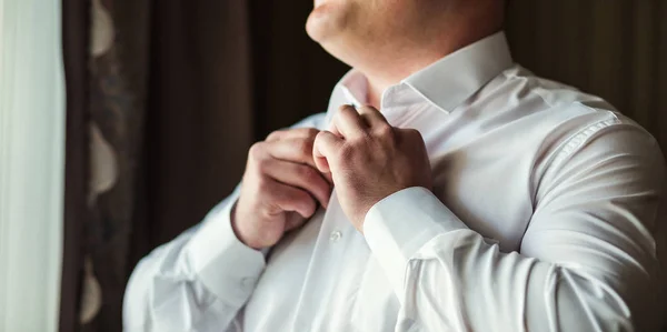 Homem Negócios Vestidos Camisa Branca Mãos Masculinas Closeup Noivo Preparando — Fotografia de Stock