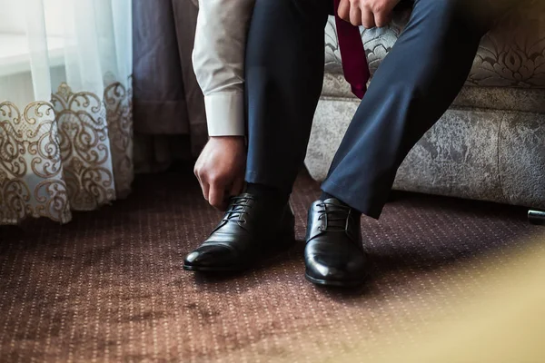 Zapatos Ropa Hombre Negocios Hombre Preparándose Para Trabajo Novio Mañana — Foto de Stock