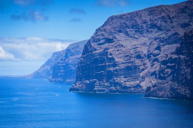 los gigantes kayalıklarla görünümü. Tenerife, Kanarya Adaları, İspanya