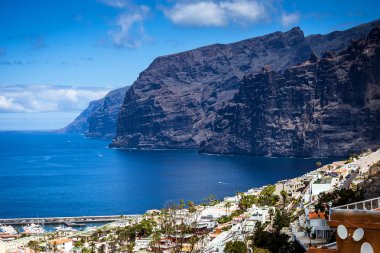 Los Gigantes kayalıklarla Cityscape bakış. Tenerife, Kanarya Adaları, İspanya