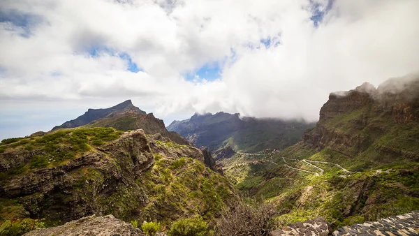 蛇紋岩の山 Masca 渓谷の風景 テネリフェ島のカナリア諸島での小さな村と海岸の美しい景色 — ストック写真