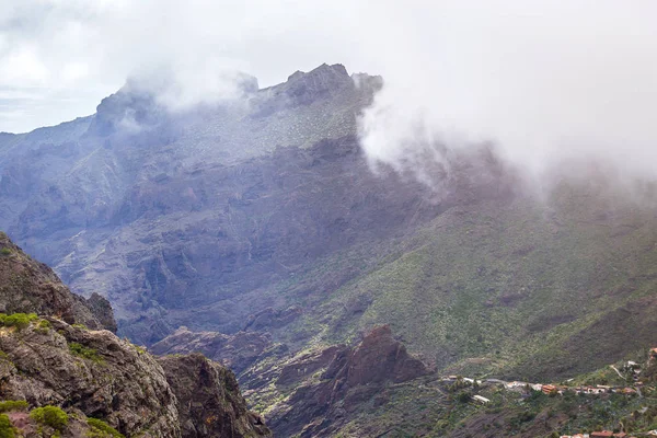 蛇紋岩の山 Masca 渓谷の風景 テネリフェ島のカナリア諸島での小さな村と海岸の美しい景色 — ストック写真