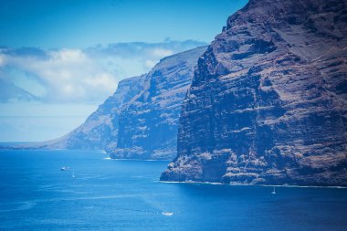 los gigantes kayalıklarla görünümü. Tenerife, Kanarya Adaları, İspanya