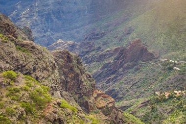 Masca Gorge dağ manzarası. Deniz kenarı ile küçük köylerde, Tenerife, Kanarya Adaları'nın güzel manzaralarını