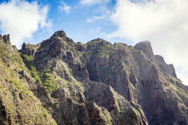 Masca Gorge dağ manzarası. Deniz kenarı ile küçük köylerde, Tenerife, Kanarya Adaları'nın güzel manzaralarını