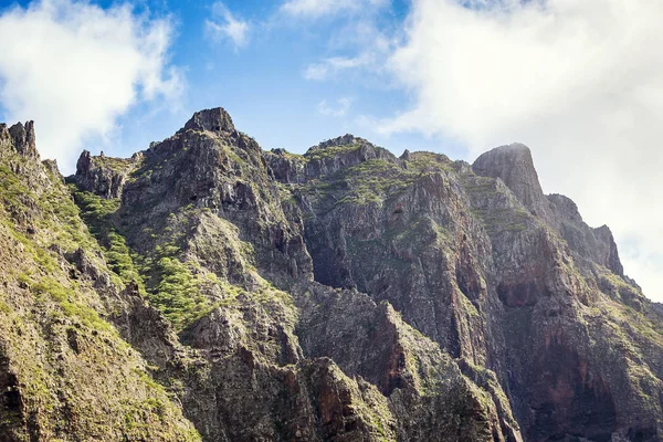Masca Gorge dağ manzarası. Deniz kenarı ile küçük köylerde, Tenerife, Kanarya Adaları'nın güzel manzaralarını