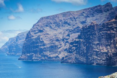 los gigantes kayalıklarla görünümü. Tenerife, Kanarya Adaları, İspanya