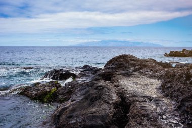 Tenerife, Kanarya Adaları, İspanya - kayalar ve taşlar güzel Atlantik Okyanusu kıyılarının görünümü