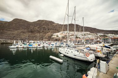 10 Mayıs 2018 - Los Gigantes, Tenerife, İspanya. Küçük liman yat ve tekneler, sakin marina ile .