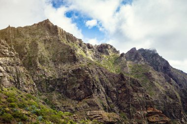 Masca Gorge dağ manzarası. Deniz kenarı ile küçük köylerde, Tenerife, Kanarya Adaları'nın güzel manzaralarını