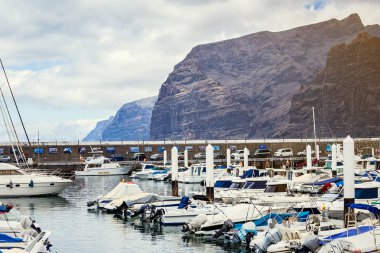 10 Mayıs 2018 - Los Gigantes, Tenerife, İspanya. Küçük liman yat ve tekneler, sakin marina ile .