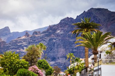 10 Mayıs 2018 - Tenerife, İspanya. Cityscape görünümü Los Gigantes ve kayalıklarla