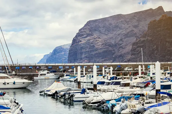 10 Mayıs 2018 - Los Gigantes, Tenerife, İspanya. Küçük liman yat ve tekneler, sakin marina ile .