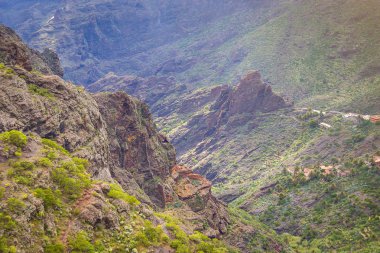 Dağ yılan gibi. Masca Gorge manzara. Deniz kenarı ile küçük köylerde, Tenerife, Kanarya Adaları'nın güzel manzaralarını