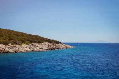 Turkuaz su kenarında kumsalda Ege'nin deniz Türk resort, Bodrum, Türkiye