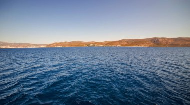 Turkuaz su kenarında kumsalda Ege'nin deniz Türk resort, Bodrum, Türkiye