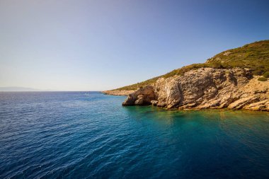 Turkuaz su kenarında kumsalda Ege'nin deniz Türk resort, Bodrum, Türkiye