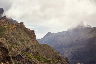 Masca Gorge dağ manzarası. Deniz kenarı ile küçük köylerde, Tenerife, Kanarya Adaları'nın güzel manzaralarını