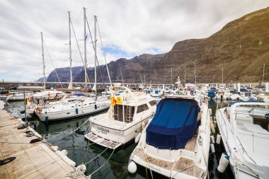 10 Mayıs 2018 - Los Gigantes, Tenerife, İspanya. Küçük liman yat ve tekneler, sakin marina ile .