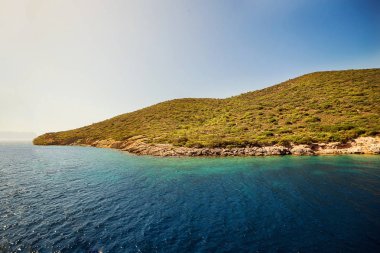 Turkuaz su kenarında kumsalda Ege'nin deniz Türk resort, Bodrum, Türkiye