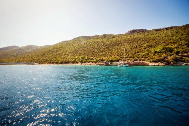 Turkuaz su kenarında kumsalda Ege'nin deniz Türk resort, Bodrum, Türkiye