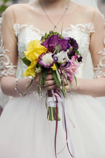 Букет Руках Невесты Женщины Готовятся Свадьбе — стоковое фото