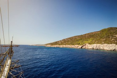 Turkuaz su kenarında kumsalda Ege'nin deniz Türk resort, Bodrum, Türkiye
