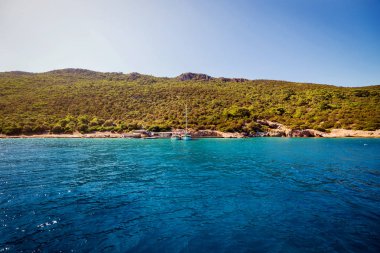 Turkuaz su kenarında kumsalda Ege'nin deniz Türk resort, Bodrum, Türkiye