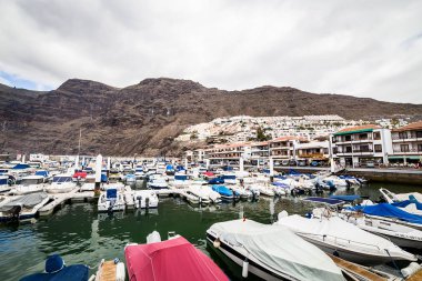 10 Mayıs 2018 - Los Gigantes, Tenerife, İspanya. Küçük liman yat ve tekneler, sakin marina ile .